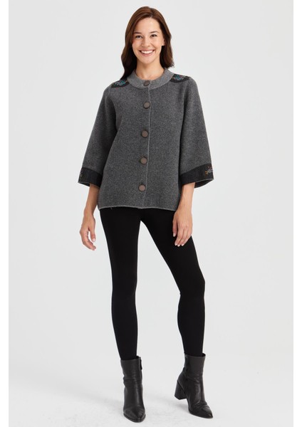 Kadın Dik Yaka Omzu ve Kolu Keçe Işlemeli Yün Ceket Füme modelleri