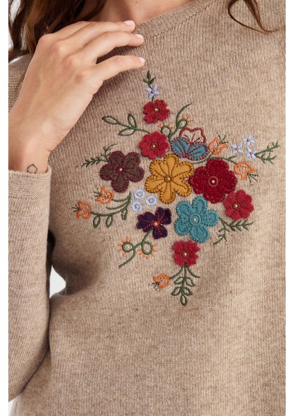 Kadın Sıfır Yaka Önü Işlemeli Uzun Yün Kazak K.bej fiyatları