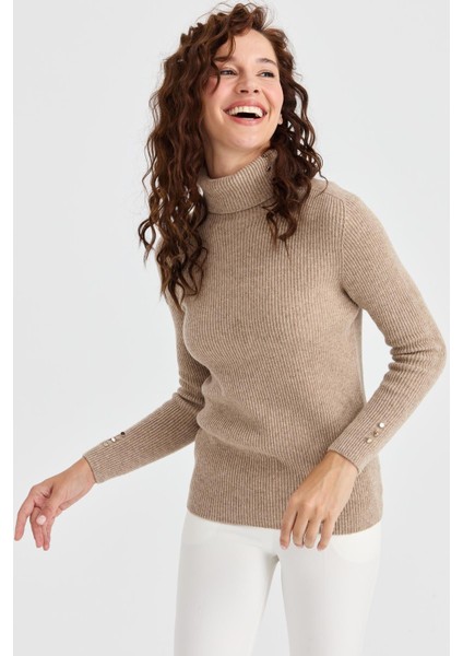 Kadın Tam Balıkçı Yaka Kol Ucu Düğmeli Yün Kazak K.bej