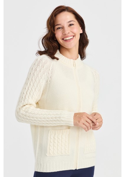 Kadın Dik Yaka Cebi ve Kolu Saç Örgü Yün Hırka Kemik indirimleri