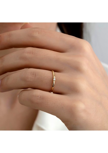 Altın Tek Taş Burgu Kombinlenebilir Minimal Yüzük