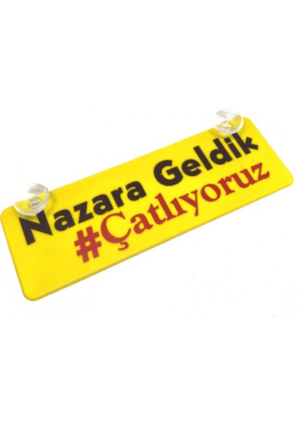 Nazara Geldik Çatlıyoruz Yazılı Sarı Dekor Plaka Vantuzlu Cam Süsü