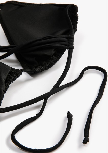 Üçgen Bikini Üstü Fisto Çapraz Askı Detaylı