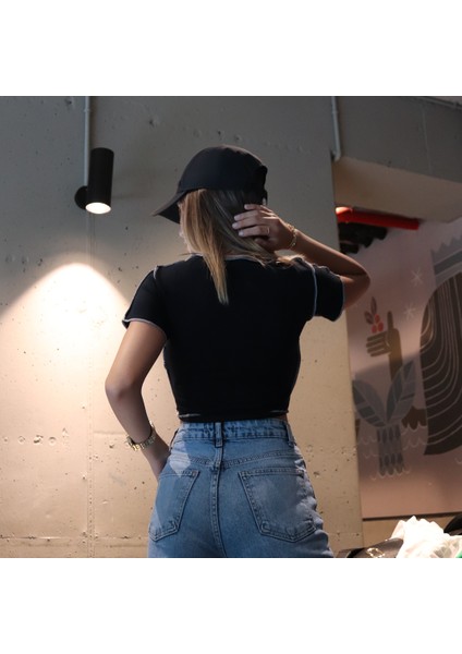 Beyaz Dikiş Detaylı Düz Siyah Yarım T-Shirt modelleri