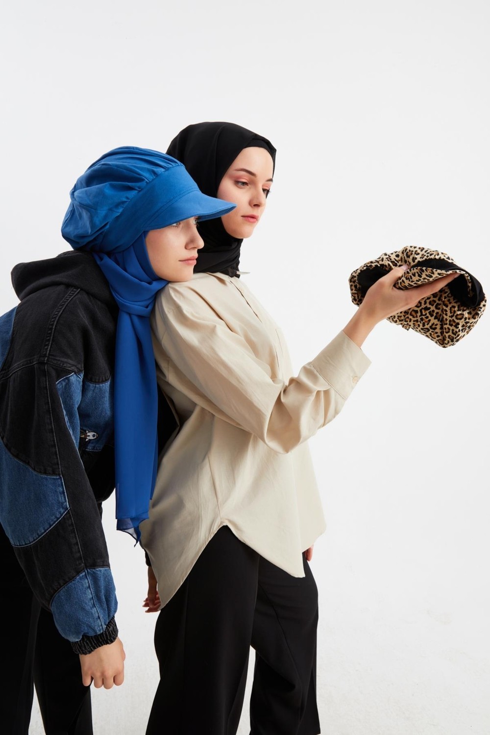 Butikgiz Gece Mavisi ve Leopar Kadın Tesettür Multi Şifon Ipeksi Şal ve Pamuklu Penye Vizör Şapka Ikilisi 2 Takım Birarada görsel 2
