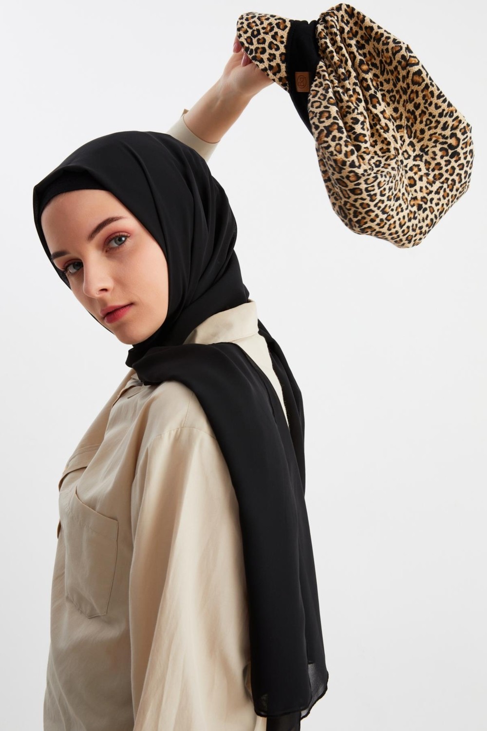 Butikgiz Gece Mavisi ve Leopar Kadın Tesettür Multi Şifon Ipeksi Şal ve Pamuklu Penye Vizör Şapka Ikilisi 2 Takım Birarada görsel 4