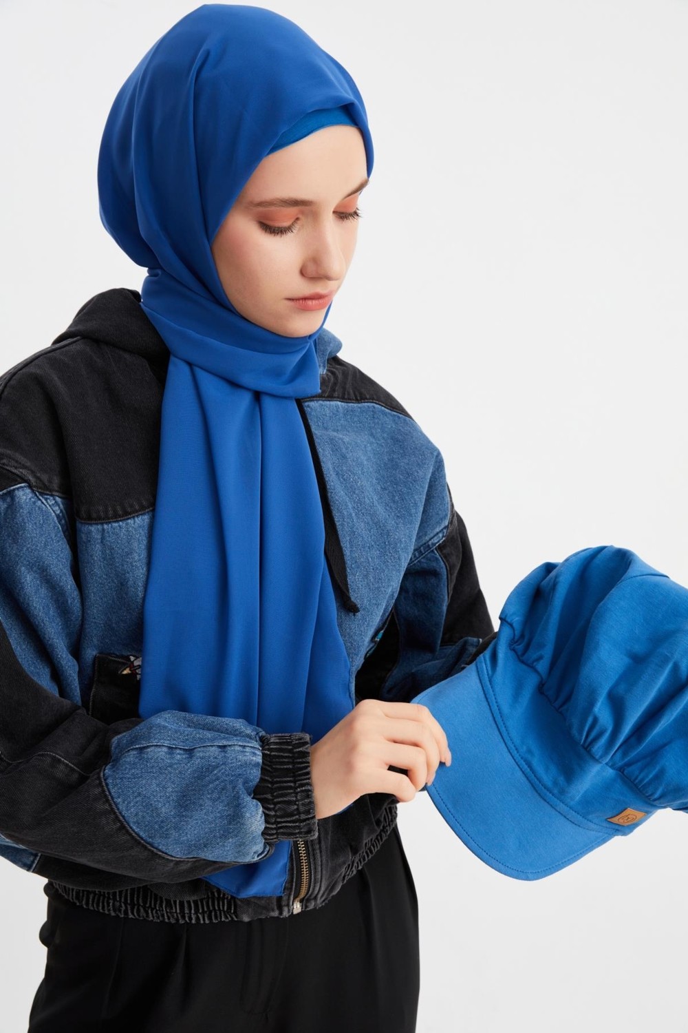 Butikgiz Gece Mavisi ve Leopar Kadın Tesettür Multi Şifon Ipeksi Şal ve Pamuklu Penye Vizör Şapka Ikilisi 2 Takım Birarada görsel 5