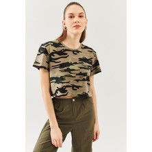 Butikgiz Kamuflaj Oversize Rahat %100 Pamuklu Penye Bisiklet Yaka Kısa Kol Basic Crop T-Shirt
