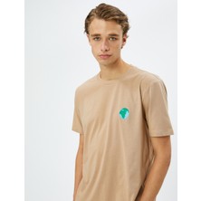 Koton Dünya İşlemeli Tişört Bisiklet Yaka Kısa Kollu Pamuklu