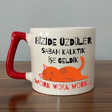 Mor Mürekkep Bizide Üzdüler Sabah Kalktık Işe Geldik Baskılı Kırmızı Kulplu D Kupa