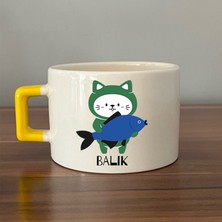 Mor Mürekkep Balık Burcu ve Onla Alakalı Komik Açıklama Baskılı Sarı Kulplu Yeşil Kedili D Kupa