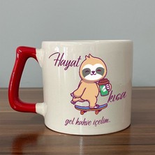 Mor Mürekkep Hayat Kısa Gel Kahve Içelim Baskılı Kırmızı Kulplu D Kupa