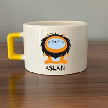 Mor Mürekkep Aslan Burcu ve Onla Alakalı Komik Açıklama Baskılı Turuncu Kulplu C Fincan