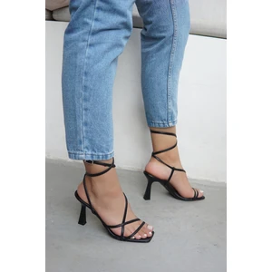 Santa Siyah Şerit Detaylı Kadın Topuklu Ayakkabı