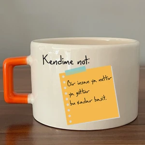 Mor Mürekkep Kendime Not: Bir Insan Ya Nettir Ya Göttür Bu Kadar Basit Baskılı Turuncu Kulplu C Fincan