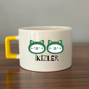 Mor Mürekkep Ikizler Burcu ve Onla Alakalı Komik Açıklama Baskılı Sarı Kulplu Yeşil Kedili D Kupa
