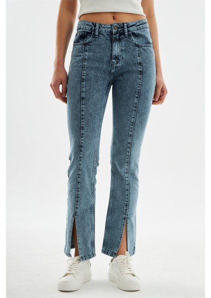 Kadın Önden Paça Yırtmaç Detaylı Slim Fit Kot Pantolon Açık Mavi fiyatları
