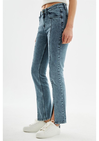 Kadın Önden Paça Yırtmaç Detaylı Slim Fit Kot Pantolon Açık Mavi modelleri