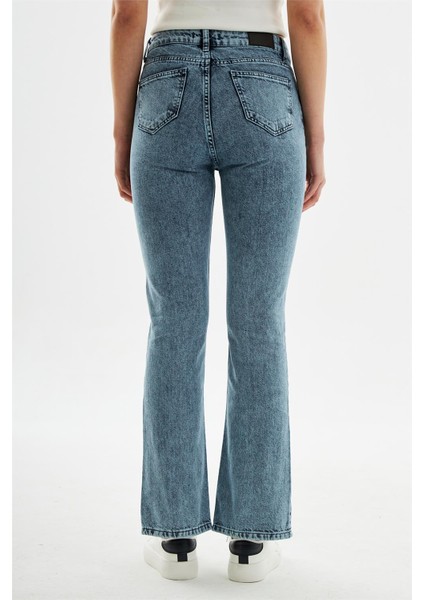 Kadın Önden Paça Yırtmaç Detaylı Slim Fit Kot Pantolon Açık Mavi fırsatları