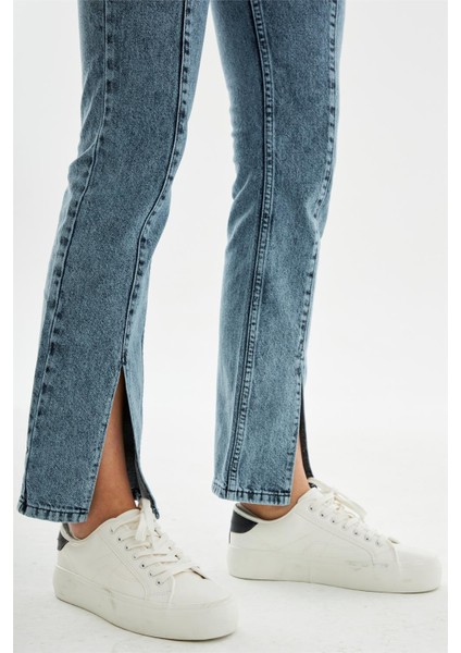 Kadın Önden Paça Yırtmaç Detaylı Slim Fit Kot Pantolon Açık Mavi indirimleri