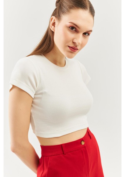 Beyaz Kısa Kol Bisiklet Yaka Vücuda Oturan %100 Pamuklu Kaşkorse Esnek Crop Bluz