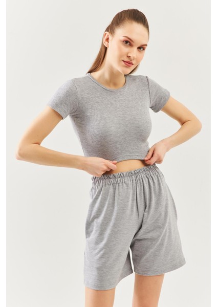 Açık Gri Kısa Kol Bisiklet Yaka Vücuda Oturan %100 Pamuklu Kaşkorse Esnek Crop Bluz