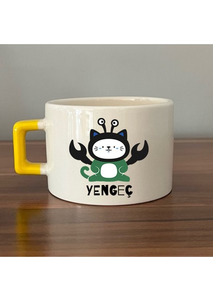 Yengeç Burcu ve Onla Alakalı Komik Açıklama Simgesi Baskılı Sarı Kulplu Yeşil Kedili D Kupa