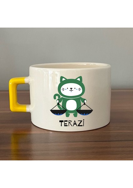 Terazi Burcu ve Onla Alakalı Komik Açıklama Simgesi Baskılı Sarı Kulplu Yeşil Kedili D Kupa