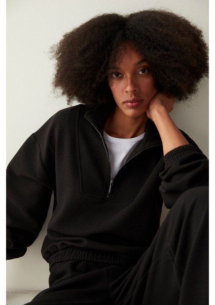 Siyah Fermuarlı Yaka Dökümlü Sweatshirt