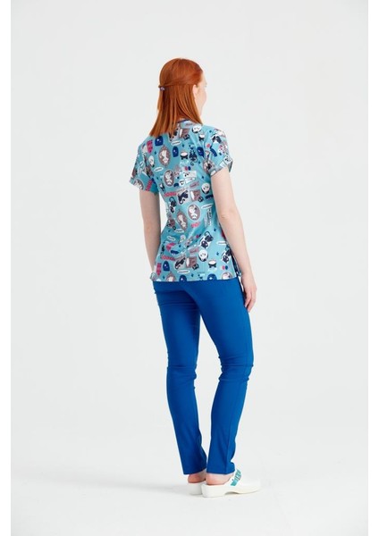 Mavi Zemin Kedi Desenli Likralı Kumaş Cerrahi Takım V Yaka Forma