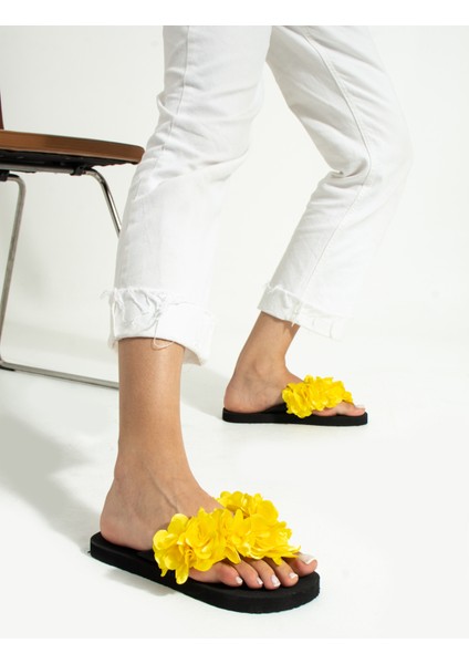 Sarı Çiçekli Parmak Arası Acıtmaz Siyah Plaj Terliği Flip Flops