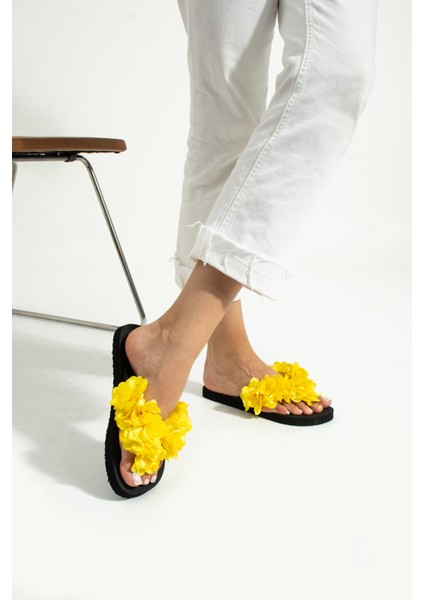 Sarı Çiçekli Parmak Arası Acıtmaz Siyah Plaj Terliği Flip Flops