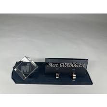 Gündoğan Kristal Kristal Cam Masa Isimliği Özel Kabartma Yazılı ve Küp Logolu Hediyelik Gümüş