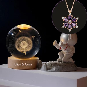 Kişiye Özel Işıklı Ahşap Kaideli Karahindiba Temalı Cam Küre 8*6cm ve Lotus Çiçeği Kolye