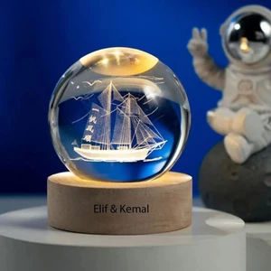 Kişiye Özel Işıklı Ahşap Kaideli Yelkenli Gemi Temalı Cam Küre 8*6cm