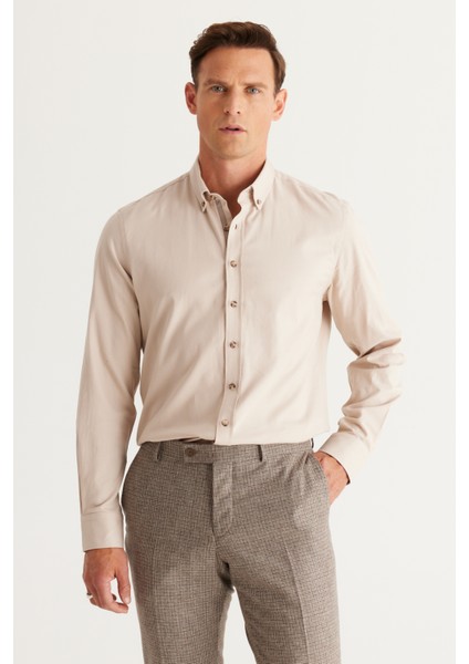 ALTINYILDIZ CLASSICS Erkek Bej Slim Fit Dar Kesim Düğmeli Yaka Pamuklu Gabardin Gömlek