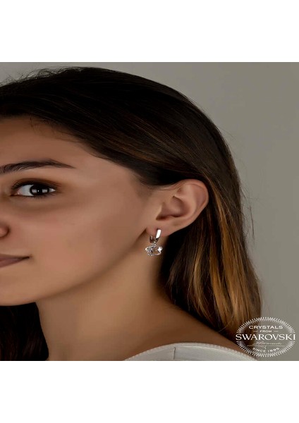 Swarovski Crystal Taşlı Gümüş Beyaz Papatya Sallantılı Kadın Küpe