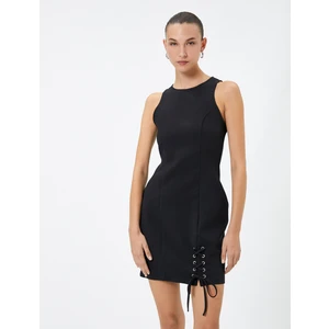 Mini Elbise Halter Yaka Kuşgözü Bağlama Detaylı