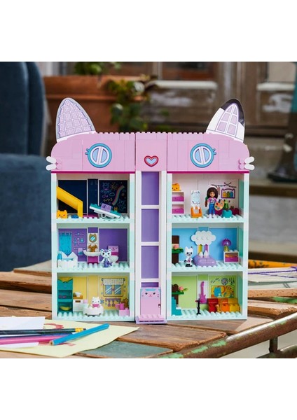 Gabby’s Dollhouse 10788 - 4 Yaş ve Üzeri Çocuklar için Orijinal Detaylarla Dolu 8 Odalı bir Ev İçeren Yaratıcı Oyuncak Yapım Seti (498 Parça)