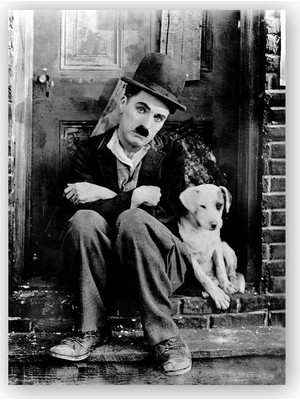Caka Tablo   Ahşap Tablo Charlie Chaplin Beyaz Köpekle Kapı Önünde Oturuyor