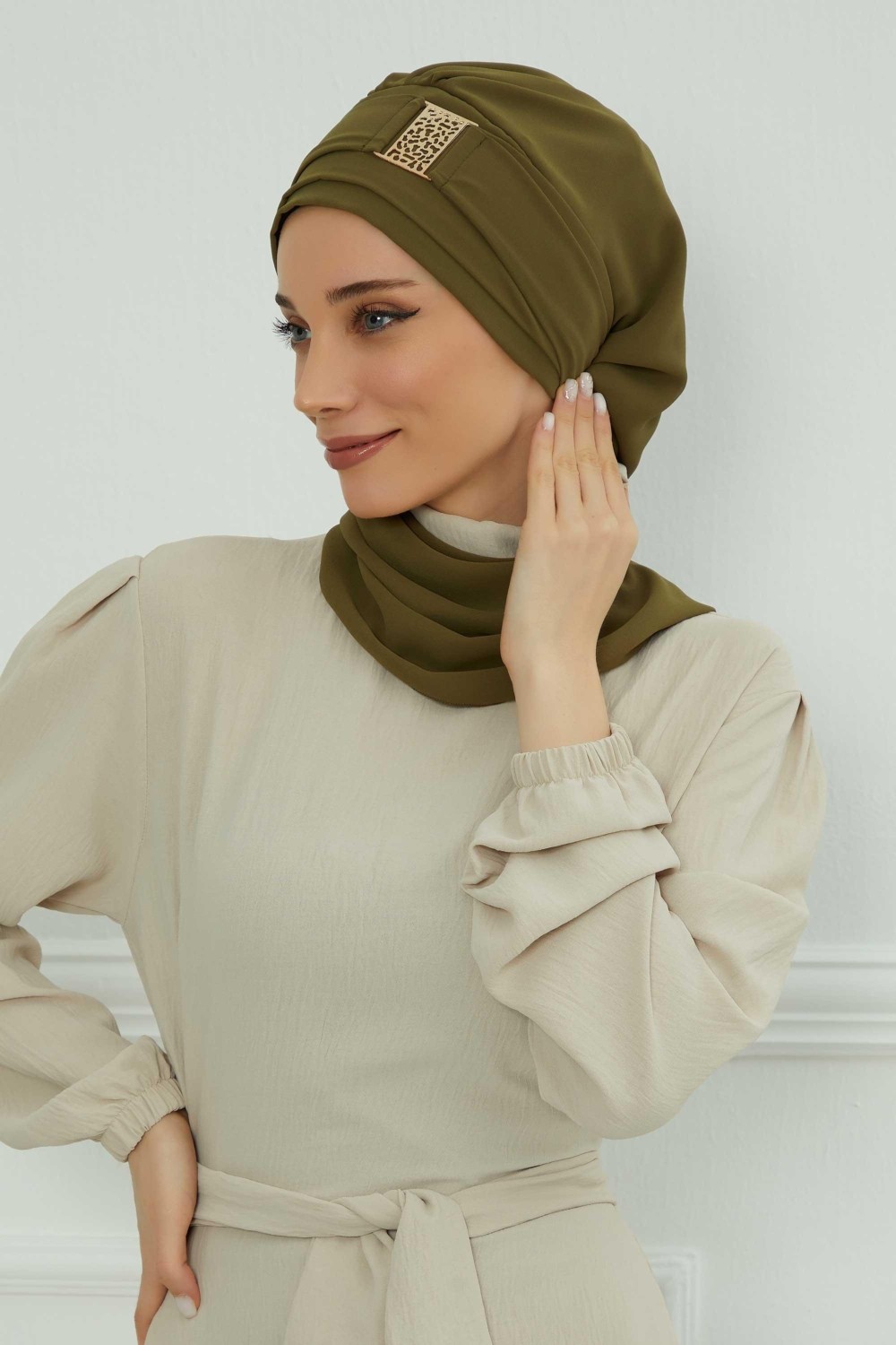 Aisha's Design Dekolte Kapatabilen Gold Aksesuarlı Şifon Hazır Türban,Haki Yeşil,HT-11