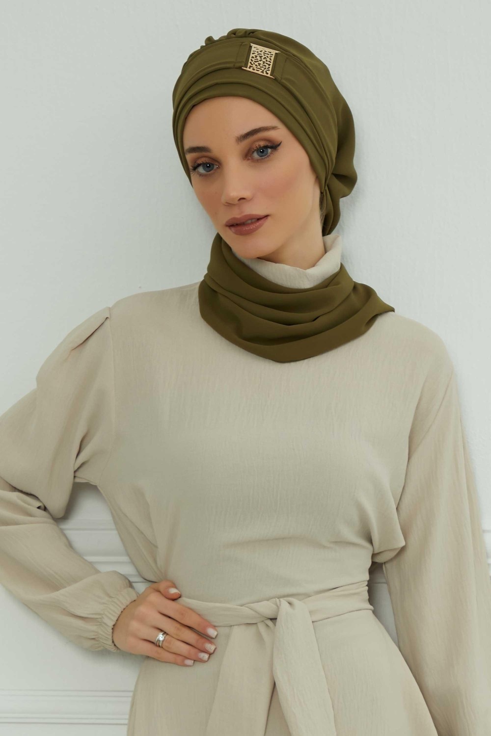 Aisha's Design Dekolte Kapatabilen Gold Aksesuarlı Şifon Hazır Türban,Haki Yeşil,HT-11 görsel 4