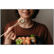 Tablo Dekor Chopstıck Ile Suşi Yiyen Kadın Kanvas Tablo