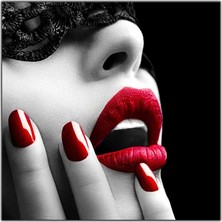 Tablo Dekor Kırmızı Rujlu ve Ojeli Maskeli Kadın Kanvas Tablo