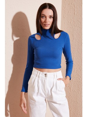 Lela Esnek Slim Fit Cut Out Pencereli Dik Yaka Crop Bluz Bayan Bluz 5865348