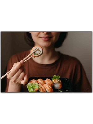 Tablo Dekor Chopstıck Ile Suşi Yiyen Kadın Kanvas Tablo