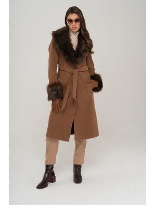 Olcay Yakası ve Kolları Çıkabilen Kürklü Düğme Kapamalı Ara Boy Kaban Taba 3905