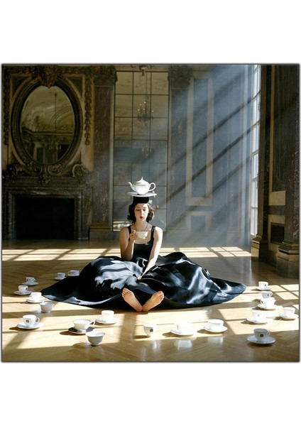 Siyah Elbiseli Çay Içen Kadın Kanvas Tablo