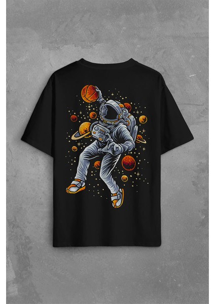 Uzayda Satürn Gezegeni Yanında Basketbol Oynayan Astronot Sırt Ön Baskılı Oversize Tişört T-Shirt