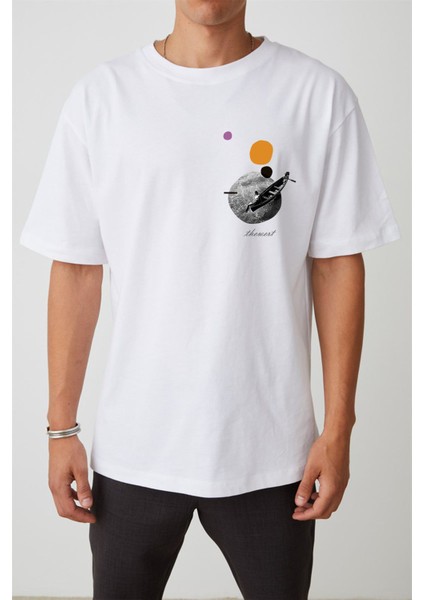 Unisex Sandal ve Ay Baskılı Beyaz Oversize Tshirt